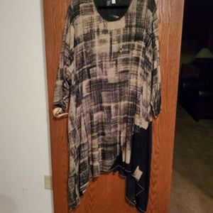 Black and tan brush stroke design tunic